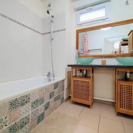 Lejlighed Chic And Spacious Apart With Terrace And Parking